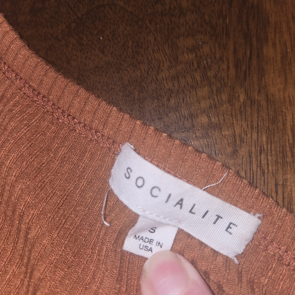 Socialite Rust Ribbed Top - Picture 2 of 2